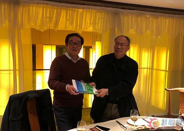 林宣益代表建筑沙龍向陳力（左）贈送作者簽名版《涂料制造及應(yīng)用》  